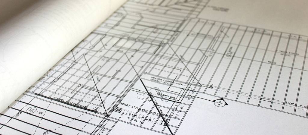 Plans d'architecte dépliés sur une table