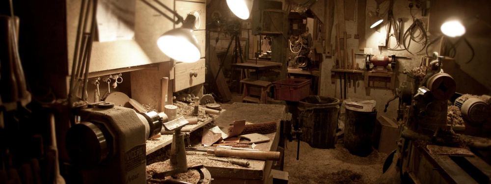 Atelier d'artisan menuisier, établi et outils sous les lampes